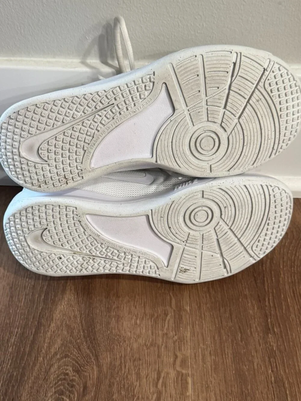 Nike Omni Multi-Court Volleyball Shoes White Size 6Y (Model DM9027-100)